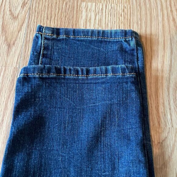 DownEast Womens denim jeans size 10
Back pockets zip
5” bottom hem
Pre-owned - Picture 7 of 8